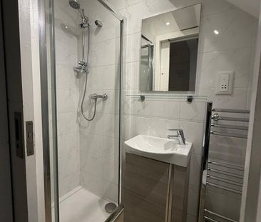 Bedsit, Old Oak Common Lane, W3 - Photo 1