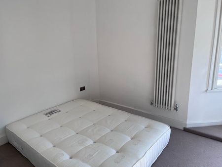 2 Bed Flat, Golders Green Crescent, NW11 - Photo 3