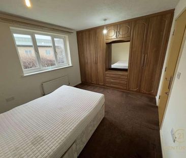 St. Giles Close, Hounslow, TW5 - Photo 2