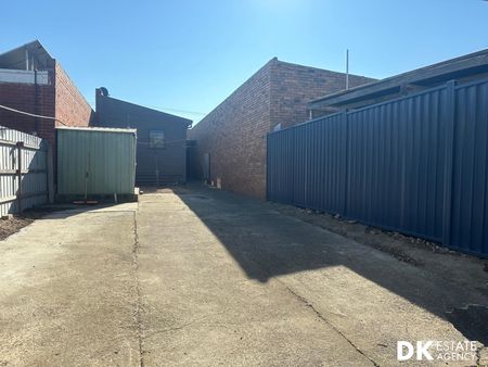 REAR Renovated Ultra-Modern 2 Bedrooms Home in Braybrook Location. - Photo 3