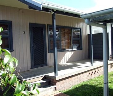 Bright airy 2 bedroom unit - 1 block from hospital! - Photo 4