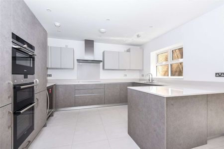 Four bedroom town house opposite Windsor Great Park in Englefield Green. - Photo 3