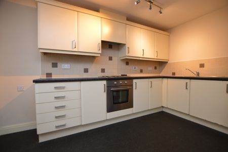 2 Bedroom FIrst Floor Flat - Photo 2