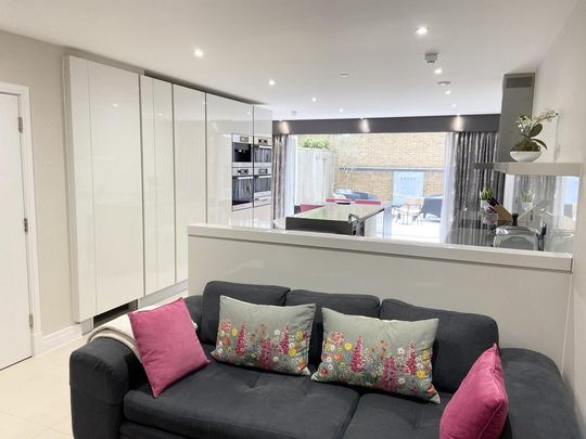 5 bedroom end of terrace house to rent - Photo 1