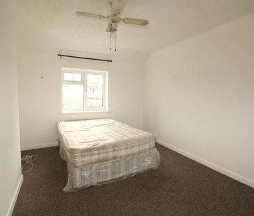 3 Bedroom House - Mid Terrace To Let - Photo 4