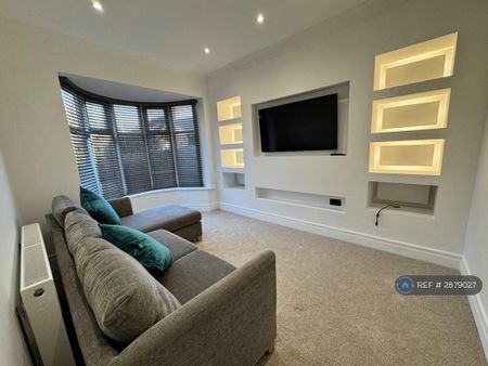3 bedroom semi-detached house to rent - Photo 4
