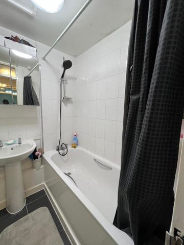1 bedroom in a flat share to rent - Photo 5