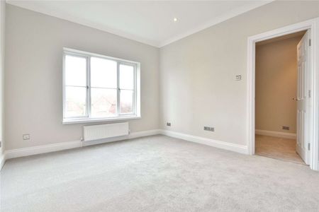 A well-proportioned apartment decorated to a high standard throughout. - Photo 3