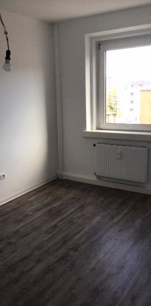 Renovierte und gut geschnittene 2-Zimmer-Wohnung ab sofort frei - Foto 1
