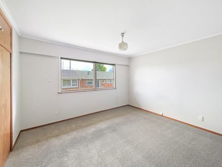 Convenient 2-Bedroom Front Unit in New Windsor - Photo 4