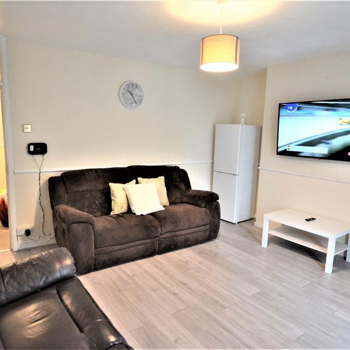 3 bedroom flat to rent - Photo 1