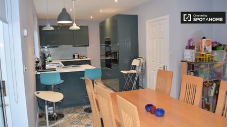 Room for rent in 3-bedroom apartment in Raheny, Dublin - Photo 4