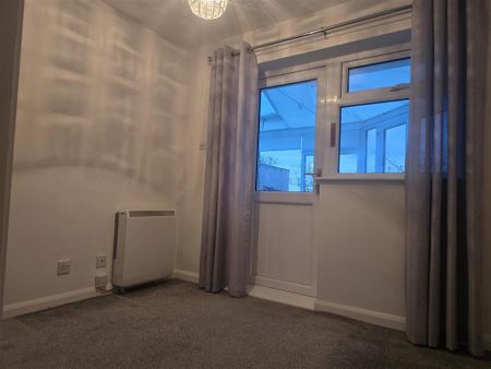 2 bedroom semi-detached bungalow to rent - Photo 4