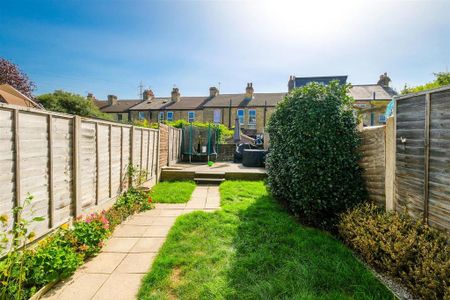 2 bedroom semi-detached house to rent - Photo 5