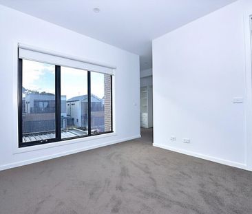 LARGE TOWNHOUSE AVAILABLE - Photo 3