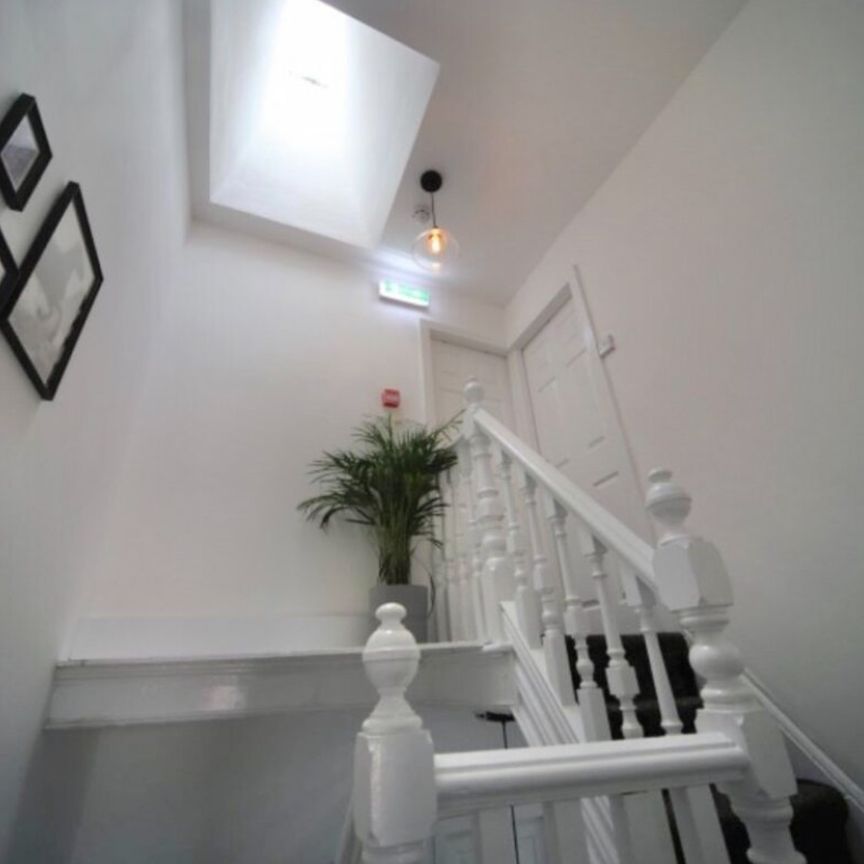 8 Bed - 13 Brudenell Avenue, Hyde Park, Leeds - LS6 1HD - Student - Photo 1