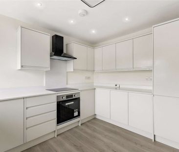 A three bedroom mid terrace home within a cul de sac location in Ascot - Photo 5