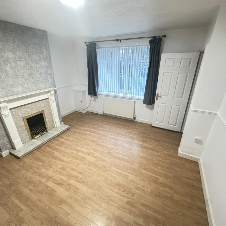 Cedar Grove, Manchester, M34 - Photo 1