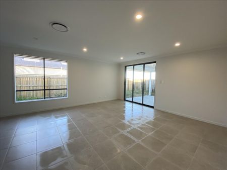 Large Modern Family Home with Spacious Backyard! - Photo 2