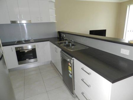 MODERN THREE BEDROOM TOWNHOUSE with Shared Pool - Photo 5