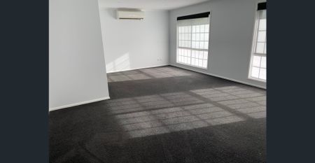 GREAT FAMILY HOME 6 MINUTES TO MT BARKER WITH GREAT YARD - RAINWATER ONLY with bore water for lawns - Photo 3