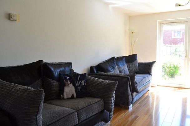 4 bedroom end of terrace house to rent - Photo 1