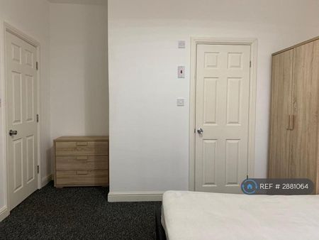 1 bedroom in a house share to rent - Photo 2