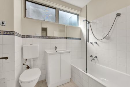 Oversized one bedroom in South Yarra - Photo 3