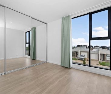 Modern 3-Bedroom Townhouse in Prime Woodforde Location - Photo 2