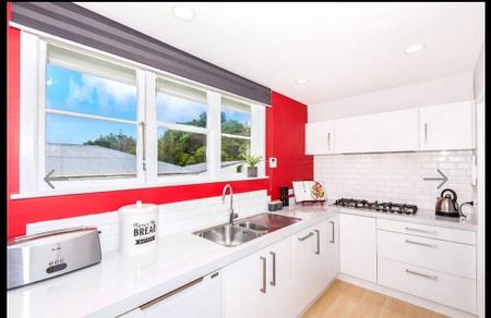 School run bliss in Tawa - 3Bed 2Bath - Photo 2