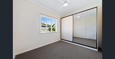 FRESHLY RENOVATED Adorable house in quiet, family-friendly street - Photo 5