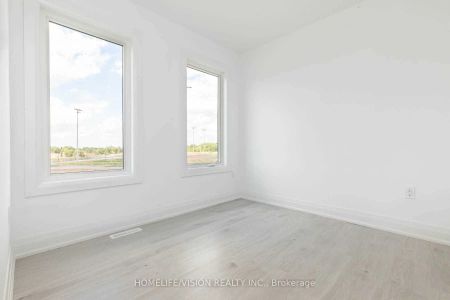 Condo Townhouse For Lease | S9230275 - Photo 2