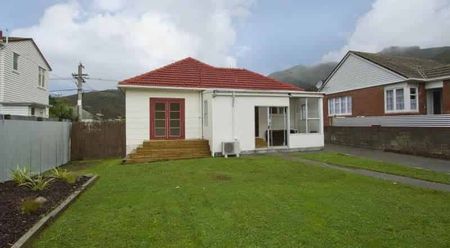 Freshly Redecorated 3-Bed with Thriving Vege Garde - Photo 2