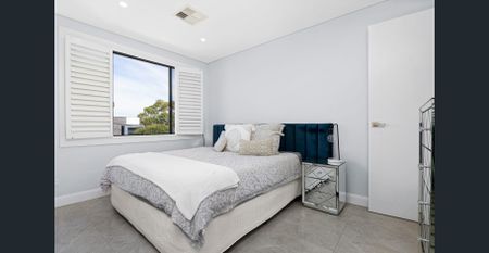 Modern Air-Conditioned Five-Bedroom Duplex with Gas Cook-Top, Three Full Bathrooms and Tiled Floors Throughout! - Photo 4