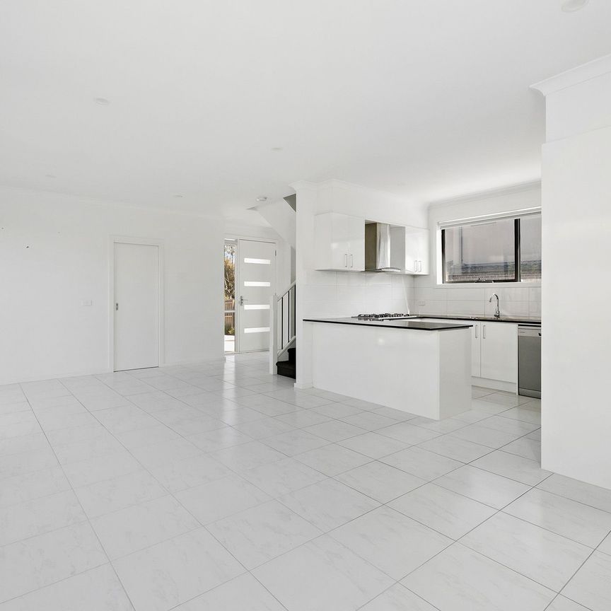 Modern Comfort in the Heart of Frankston - Photo 1