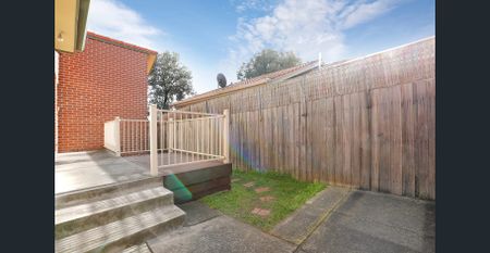 Conveniently located with loads of natural light - Photo 4