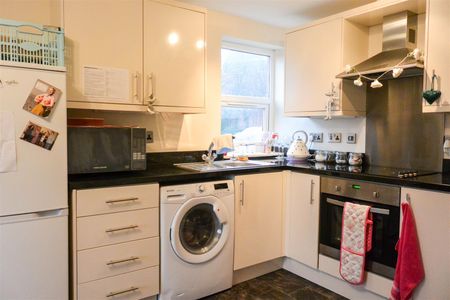 Flat 8, 16 Ash Grove, Hyde park, Leeds, LS6 1AY - Photo 2