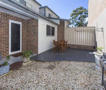 AWESOME TOWNHOUSE IN GREAT LOCATION! - Photo 5