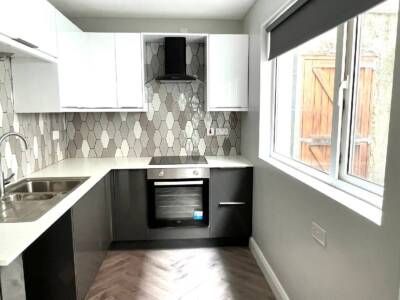 Partly Furnished 2 Bedroom Terrace - Photo 2