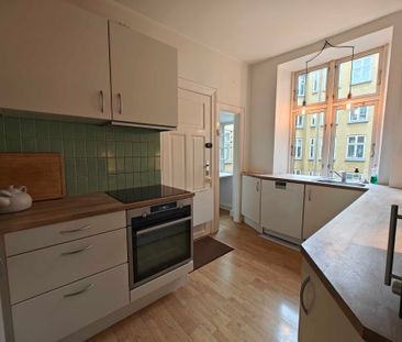 Rummelig og lys lejlighed | København K. - Photo 4