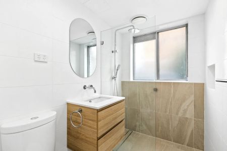 Light-Filled Apartment in a Prime Lifestyle Location - Photo 5