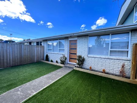 Spacious & Tidy Two-Bedroom Unit – No Mowing, New Carpet & Kitchen! - Photo 2