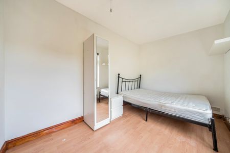 5 bedroom semi-detached house to rent - Photo 2