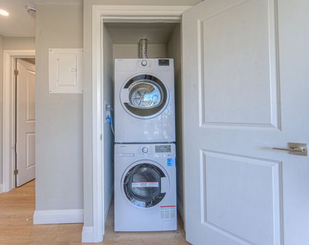 apartments at 258 West Street - Photo 3