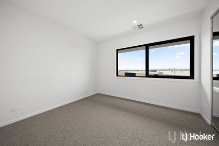 Stylish Split Level 2 Bedroom Home with Triple Garage - Photo 4