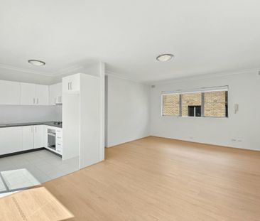 Beautiful & Bright Apartment! - Photo 2