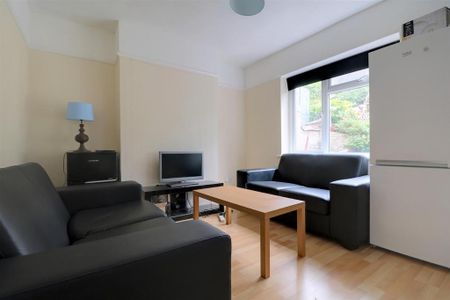 5 bedroom end of terrace house to rent - Photo 2