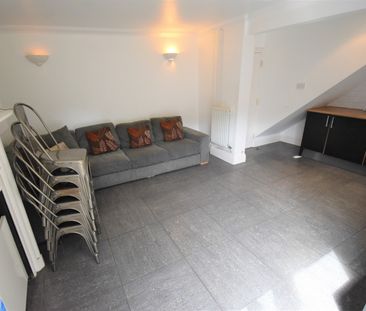 7 Bed Semi-Detached House, Wokingham Road, RG6 - Photo 2