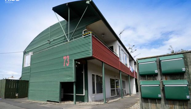 Close to shops and transport - Photo 1