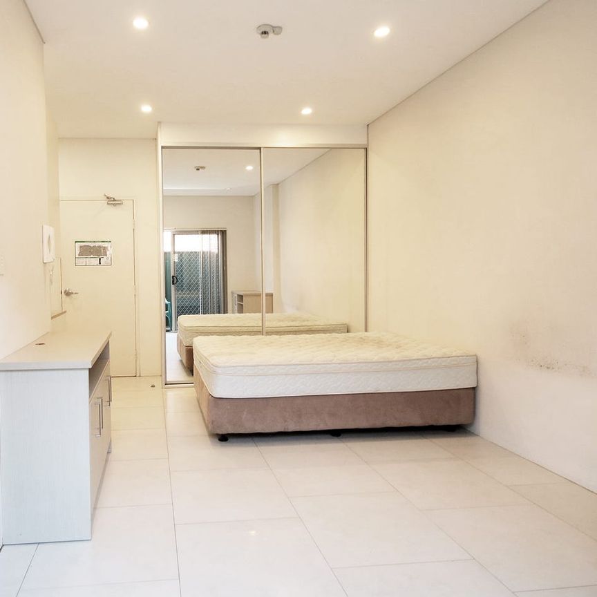 Ultra Modern Studio with private courtyard - Photo 1